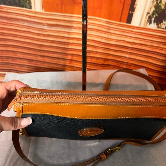 Dooney & Bourke Black and Tan Leather Crossbody Shoulder Bag, great condition - Picture 16 of 17